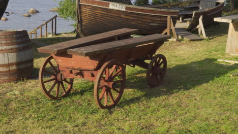 Antiguo-Carruaje-Tirado-Por-Caballos,-Barco-De-Madera.-Panorama-A-La-Derecha