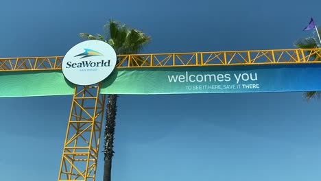 Der-Haupteingang-Von-Sea-World-San-Diego,-Einer-Wichtigen-Touristenattraktion-Und-Themenpark-In-Südkalifornien