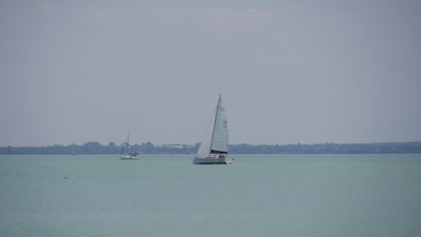 Segelboot-Auf-Dem-Plattensee-Im-Sommer-In-Zeitlupe-Mit-180-Fps