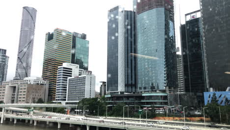 Vista-De-La-Ciudad-De-Brisbane-Desde-Un-Autobús-En-Un-Día-Lluvioso