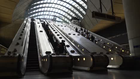 People-and-buildings-in-London's-Canary-Wharf-financial-district