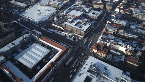 Volando-Sobre-La-Intersección-Principal-En-La-Ciudad-De-Nitra,-Invierno,-Toma-Aérea,-Eslovaquia