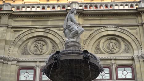 Nahaufnahme-Eines-Wasserbrunnens-Vor-Der-Staatsoper-In-Wien