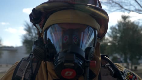 Bombero-Con-Máscara-De-Gas-Completa-Y-Casco-Mira-La-Cámara-Lista-Para-Ser-Un-Héroe-Y-Rescatar-A-La-Gente-De-Un-Edificio-En-Llamas