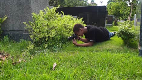 Un-Joven-Fotógrafo-Aficionado-Haciendo-Su-Sesión-Macro-Al-Aire-Libre