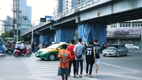 Gente-Caminando-En-La-Calle-En-Bangkok,-Tailandia