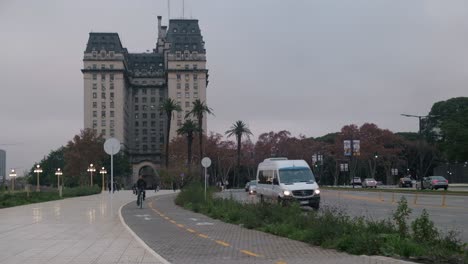 Tráfico-Constante-Y-Libertador-Edificio-De-Gobierno,-Vivienda-Ministerio-De-Defensa