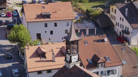 Campanario-De-La-Escuela-En-El-Típico-Pueblo-Suizo-En-El-Viñedo-De-Lavaux-Aran,-Lavaux---Suiza