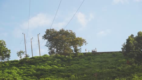 Un-Grupo-De-Africanos-En-La-Cima-De-Una-Montaña-Con-Postes-De-Energía