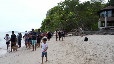 Los-Viajeros-Viajan-A-La-Isla-En-Barco-Para-Ver-La-Belleza-Y-Tomar-El-Sol-Frente-A-La-Playa,-Con-Una-Playa-Larga,-Apta-Para-Nadar-En-Krabi-En-Tailandia