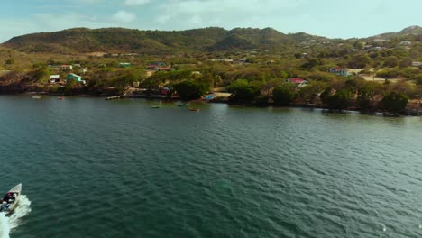 Vista-Aérea-De-Carriacou-Con-Una-Lancha-Rápida-En-Primer-Plano