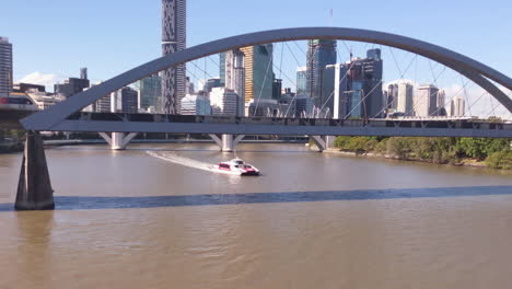 Gato-De-La-Ciudad-De-Brisbane-Navega-Bajo-El-Puente-Sobre-El-Río