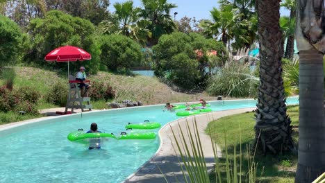 Kinder-Und-Erwachsene-Genießen-Die-Sommerferien-Im-Bumerang-Bay-Water-Park-In-Kalifornien