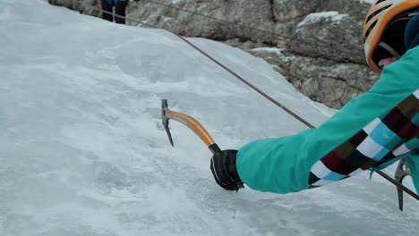 Escalada-En-Hielo-En-Eslovenia-En-Los-Alpes-Julianos-Y-El-Parque-Nacional-Triglav