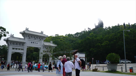 Hong-Kong,-Circa:-Lapso-De-Tiempo-El-Gran-Buda-En-El-Pueblo-De-Nong-Ping,-Hong-Kong