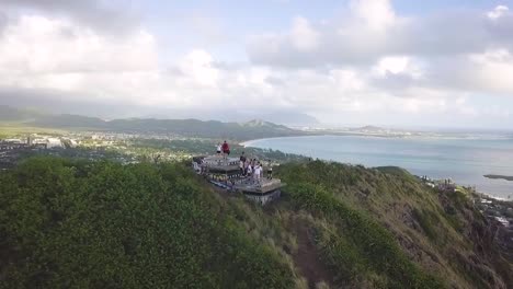 Wanderung-Zum-Wunderschönen-Strand-Von-Hawaii-Mit-Ein-Paar-Pillendosen-Ganz-Oben