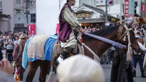 Tokio,-Japan-–-Das-Ereignis-In-Der-Straße-Namens-Saja-Matsuri,-Bei-Dem-Tausende-Einheimische-Und-Touristen-Gemeinsam-Feiern-–-Aus-Nächster-Nähe