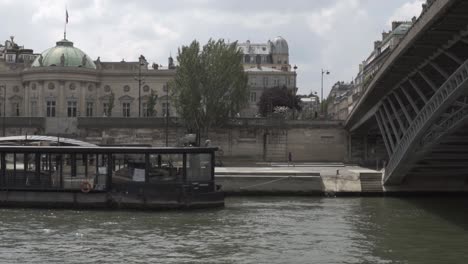 Cámara-Lenta:-Famoso-Crucero-En-Barco-En-París-Por-El-Río-Sena-Con-Turistas-En-Barco