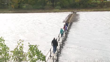 Fußgängerbrücke-über-Den-Fluss,-Um-Das-Neunauge-Zu-Fangen