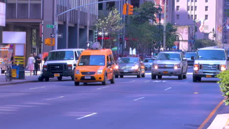 Vista-De-La-Congestión-De-La-Hora-Pico-Del-Tráfico-De-Automóviles-De-La-Ciudad-De-Nueva-York-Y-Rascacielos,-Edificios