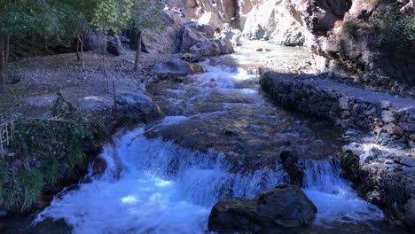 Plano-General-De-Un-Arroyo-Con-Una-Pequeña-Cascada-En-Las-Montañas-Del-Atlas,-Marruecos