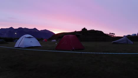 Camping-Con-Tiendas-De-Campaña-Y-Cadenas-Montañosas.