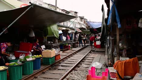 Un-Emocionante-Viaje-En-Tren-Al-Mercado-Ferroviario-De-Mae-Klong