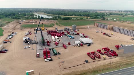 Esta-Toma-Es-Una-Plataforma-Rodante-De-Empuje-De-Un-Dron-Que-Se-Dirige-Hacia-Una-Operación-De-Fracking.