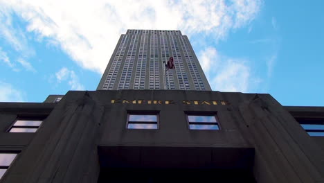 The-Empire-State-Building-entrance-hall-with-crowds