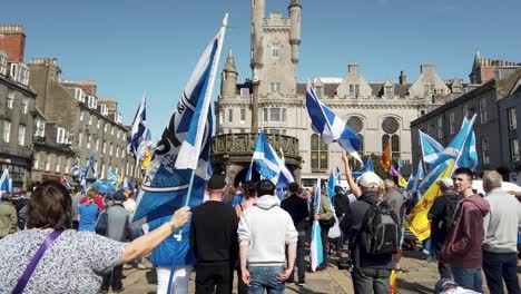 Eine-Menge-Pro-Scottish-Independence-Anhänger-Versammeln-Sich-Um-Den-Aberdeen-Mercat