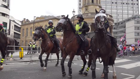 Polizeipferde-Werden-In-Der-Nähe-Des-BBC-Studios-Während-Der-Kostenlosen-Tommy-Robinson-Veranstaltung-In-London,-Großbritannien,-Eingesetzt