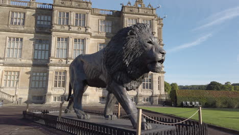 Weitwinkelaufnahme-Einer-Riesigen-Löwenstatue-In-Einem-Safaripark