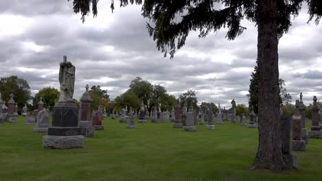 Graue-Gruselige-Wolken-über-Alten-Friedhofsgrabsteinen-4k