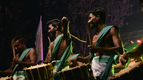 Eine-Gruppe-Von-Künstlern,-Die-Chenda-Melam-singari-Melam-Bei-Einem-Fest-Der-Architekturhochschule-In-Kerala-Aufführten