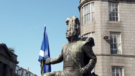 Zeitlupe-Einer-Statue-Von-Gordon-Highlanders,-Die-Den-Saltire-Bei-Einem-Pro-schottischen-Unabhängigkeitsmarsch-Hält