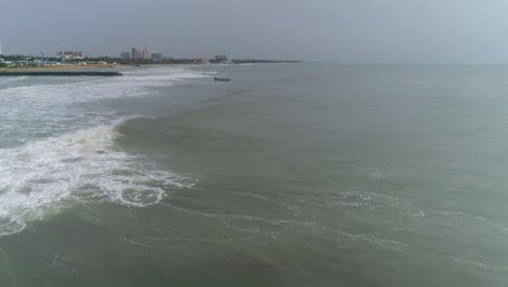 Drohnenvideos-Von-Menschen,-Die-An-Einem-Strand-In-Indien-Surfen,-4k-60-Fps-Herunterskaliert-Auf-0-30-Fps