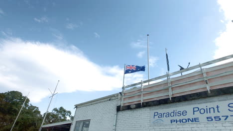 Australische-Flagge-Am-Windigen-Tag-Paradise-Point-Beach