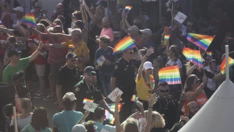 Policías-Marchando-Con-Banderas-Del-Orgullo-En-El-Desfile-Del-Orgullo-De-River-City-En-Jacksonville,-Florida