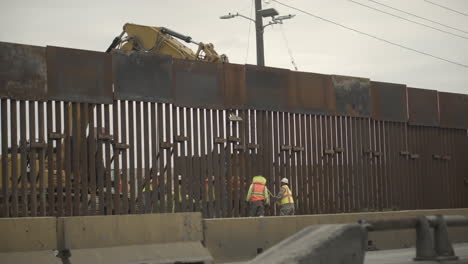 Ein-Bautrupp-Arbeitet-An-Einer-Neuen,-Größeren-Grenzmauer-Zu-Den-USA