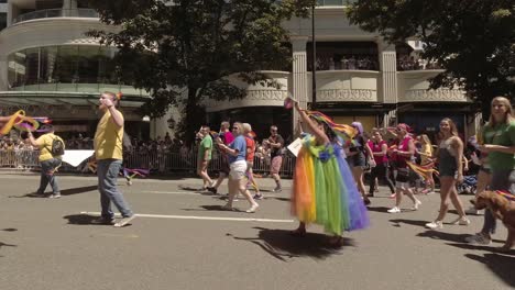 Empleados-De-Kiro-Television-Empleados-Que-Participan-En-El-Desfile-Lgbtq-De-Seattle,-Ondeando-Banderas-Del-Arco-Iris