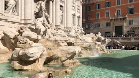 Di-Trevi-Brunnen-In-Rom,-Italien