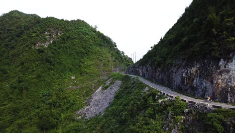 Un-Dron-Subió-Una-Montaña-Para-Revelar-A-Un-Motociclista-Que-Viajaba-Por-Una-Carretera-En-El-Paso-Ma-Pi-Leng-De-Vietnam