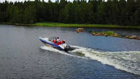 Familie-An-Bord-Eines-Motorboots,-Das-Auf-Dem-See-Segelt