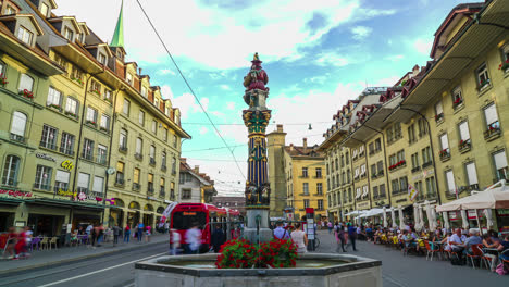 Berna-Suiza,-Alrededor-De:-Calle-Comercial-Timelapse-Con-Torre-Del-Reloj-En-La-Ciudad-De-Berna-En-Suiza