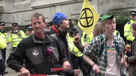 Los-Manifestantes-De-La-Rebelión-De-La-Extinción-Tocan-Música-Cerca-De-Westminster-En-El-Centro-De-Londres,-Reino-Unido