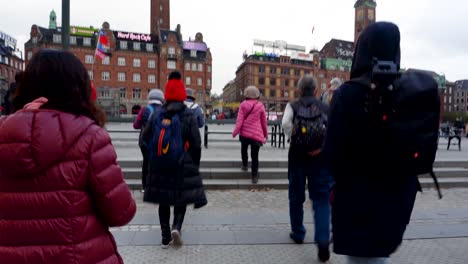 Menschen-Gehen-Am-Fußgängerüberweg-über-Die-Straße,-Jaywalking,-Dolly-Shot