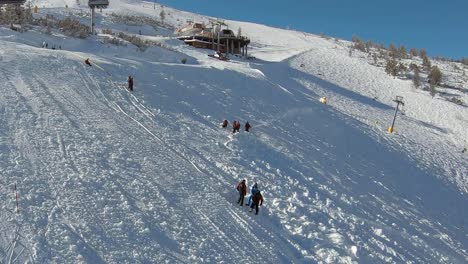 Männer-Und-Pistenraupe-Arbeiten,-Pistenpräparierung-Auf-Einer-Skipiste-In-Bansko,-Bulgarien