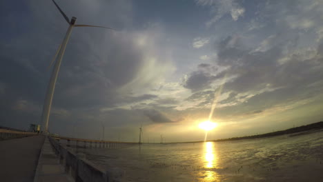 Gopro-Wide-Pov-Timelapse-De-Molino-De-Viento-Con-Puesta-De-Sol