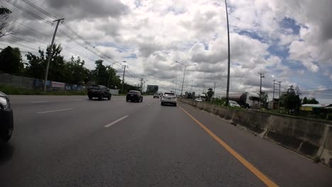 Este-Es-Un-Lapso-De-Tiempo-Con-Una-Cámara-De-Acción-Montada-Frente-Al-Camión,-Conduciendo-De-Pranburi-A-Hua-Hin-Y-De-Hua-Hin-A-Bangkok-En-Phet-Kasem-Road