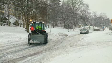 Calle-Quitanieves-Del-Tractor-Durante-Las-Fuertes-Nevadas